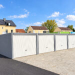 Moderne Garagenanlage unter blauem Himmel